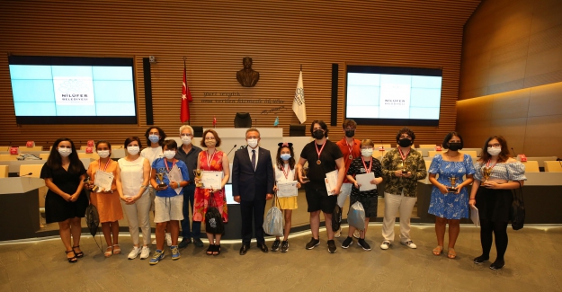 Nilüfer karikatür atölyesi öğrencilerine ödül