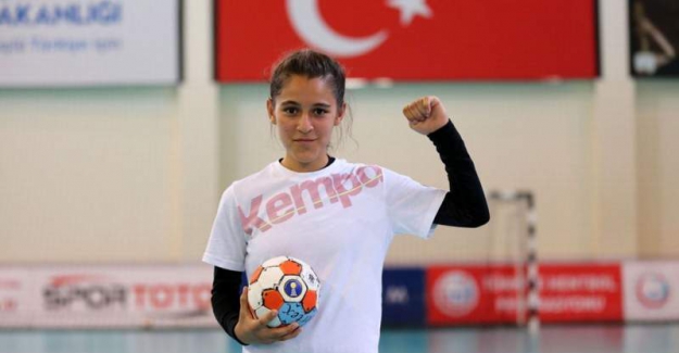 'Sen kızsın oynayamazsın dediler' sözleri paylaşılan 13 yaşındaki hentbolcu Merve Akpınar'a destek yağdı