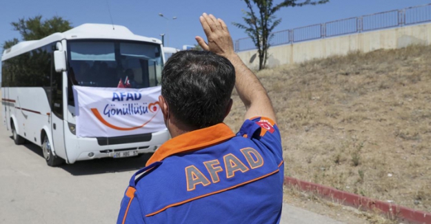 AFAD gönüllüleri, sel bölgesinde