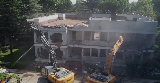 BUSKİ yerleşkesindeki riskli yapı yıkıldı