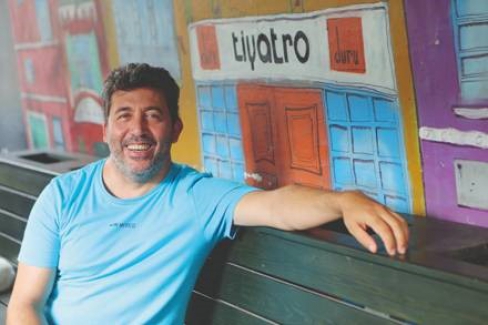 Emre Kınay: "Bir Pandemilik Canı Kalmış Tiyatronun"