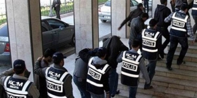 Eskişehir'de yakalama kararı bulunan 6'sı hükümlü 7 FETÖ mensubu cezaevine konuldu.