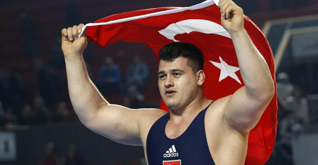 Güreşte erkekler grekoromen stil 130 kiloda Rıza Kayaalp çeyrek finale yükseldi