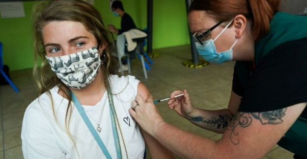 İngiltere'de aşılamaya özendirmek için gençlere taksi ve yemek siparişi indirimleri verilecek