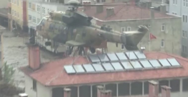 Kastamonu'daki selde çatılara çıkan vatandaşları TSK helikopterle kurtardı