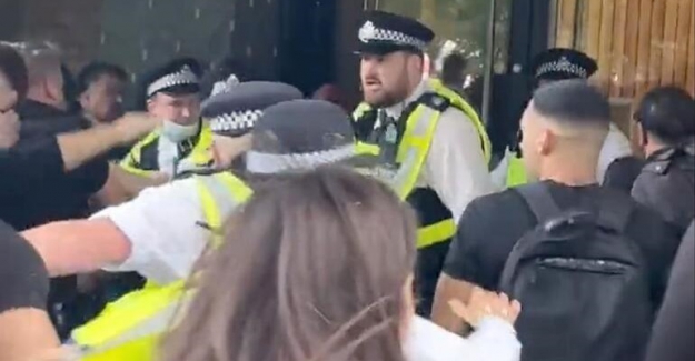 Londra'da olağanüstü görüntüler: Aşı karşıtları BBC binasını bastı!