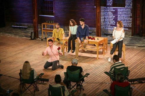 Ormandaki Kulübe’de tiyatro keyfi sürüyor