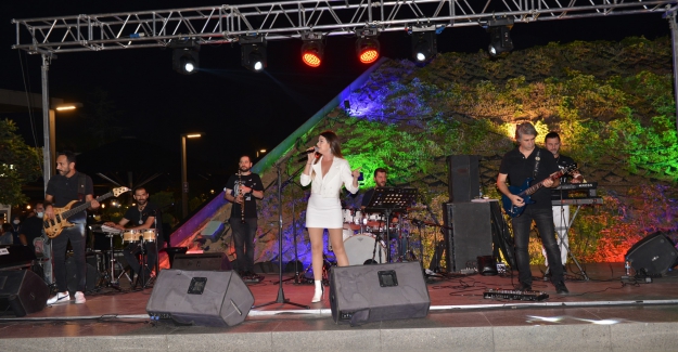 Teras Konserlerinde, 90'ların en güzel şarkıları söylendi