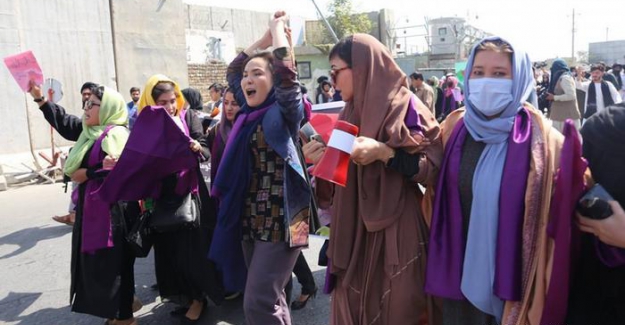 Afganistan'da kadınlar Taliban'ı protesto ediyor