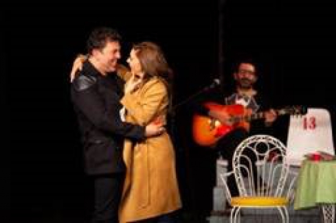 Emre Kınay ve Evrim Alasya’nın "İki Bekar" Oyunu