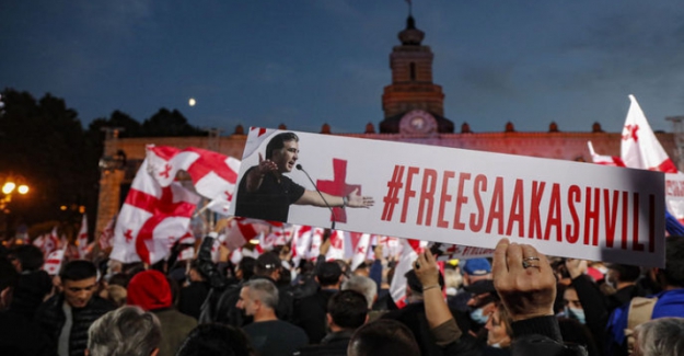 Gürcistan'da binlerce kişiden, eski Cumhurbaşkanı Saakaşvili'nin serbest bırakılması için protesto!