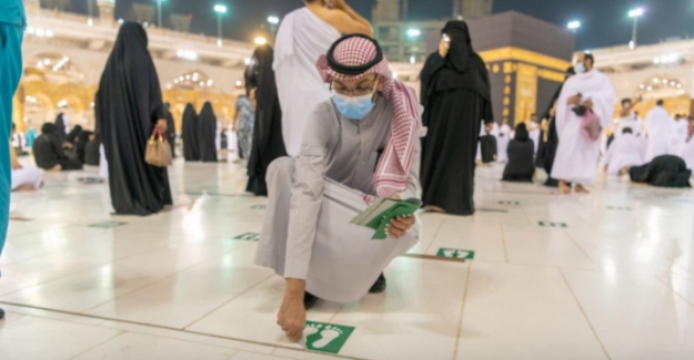 Kabe'de sosyal mesafesiz ilk namaz