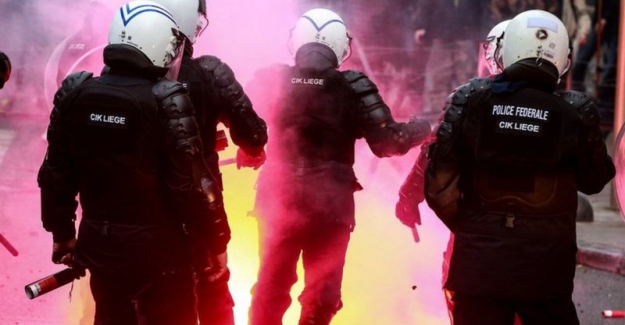 Avrupa kentlerinde önlemlere ve aşıya karşı toplumlar ayaklandılar; Çatışmalar durmuyor.