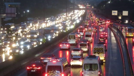 Yağmurla birlikte İstanbul trafiğinde yine çileli yoğunluk