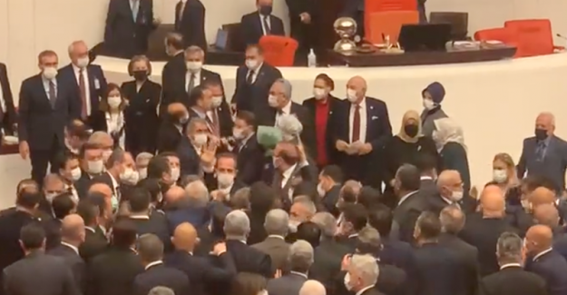 TBMM'deki bütçe görüşmelerinde yumruklu kavga