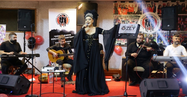 Ünlü Özbek popçu Şahsenem tekrar sahnede