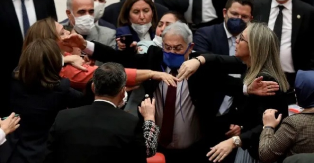 Yüz karası görüntüler: Meclis'te yine kavga çıktı