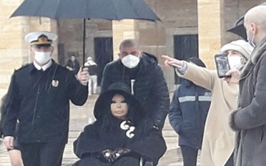 Bülent Ersoy'a şemsiye tutan Albay görevden alındı; Bakın nereye gönderildi..