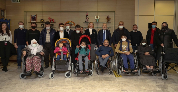 Nilüfer'de tekerlekli sandalyeler yeni yıl hediyesi oldu