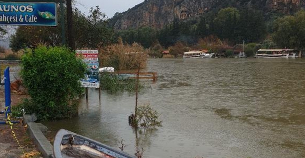 Ortaca'da aşırı yağışta su kanalı 1,5 metre yükseldi, restoranları su bastı