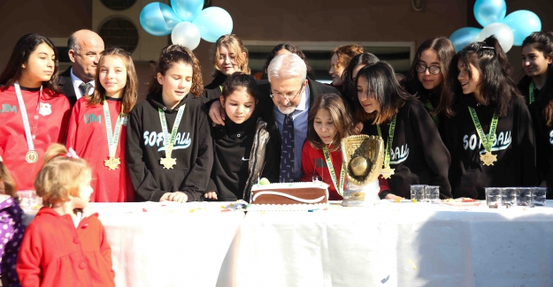 Kupa sevincini Başkan Erdem ile paylaştılar