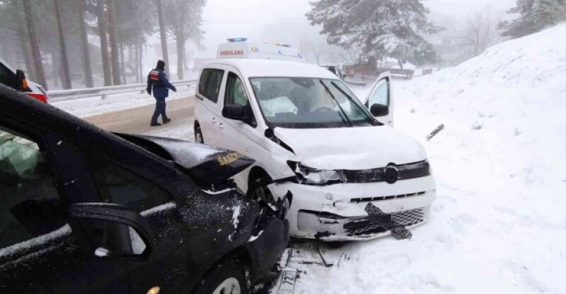 Uludağ yolunda araçlar kafa kafaya çarpıştı