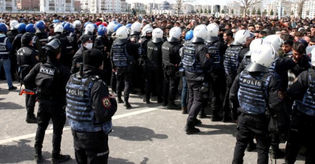Diyarbakır'daki Nevruz kutlamasında 298 gözaltı