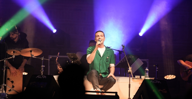 Oğuzhan Koç Akustik Konseri İzmir'i büyüledi