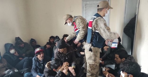 TIR'ın dorsesinde 88 göçmen yakalandı