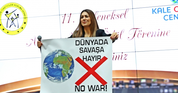 Ünlü Şarkıcı Bir Anda Pankart Açtı..