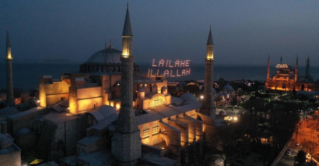 Ayasofya Camii dolup taştı: 88 yıl sonra ilk teravih namazı