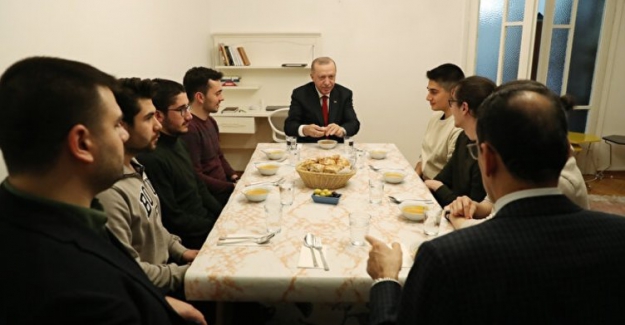 Cumhurbaşkanı Erdoğan bir öğrenci evine iftar misafiri oldu