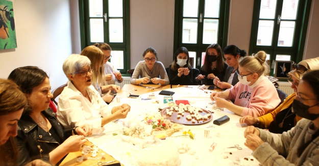 İpek böceği kozaları bahar çiçeklerine dönüştü