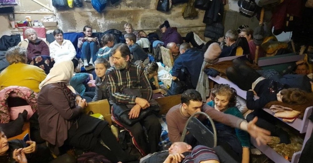 Ölen insanlarla birlikte bir ay boyunca bodrumda yaşadılar