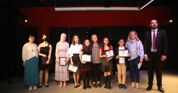 Piyano Konserinde alkışlar genç yeteneklere