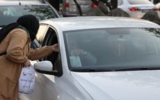 Trafikte kalan sürücülere iftariyelik ikramı