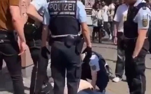 Alman polisi bir kişiyi döverek öldürdü