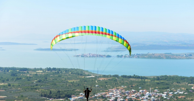 Kostümlerini giyip gökyüzünde uçtular