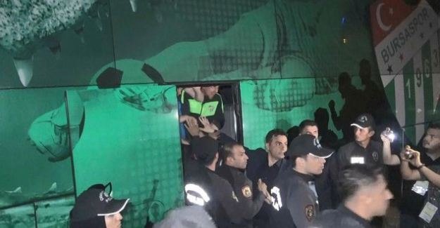 Küme düşen Bursaspor'da taraftarlardan tepki! Futbolcuya saldırı...