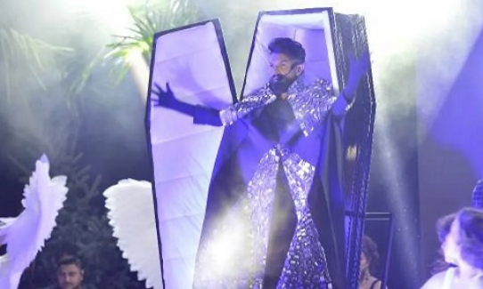 5 bin Bursalı seyirci karşısında sahneye tabutla çıktı