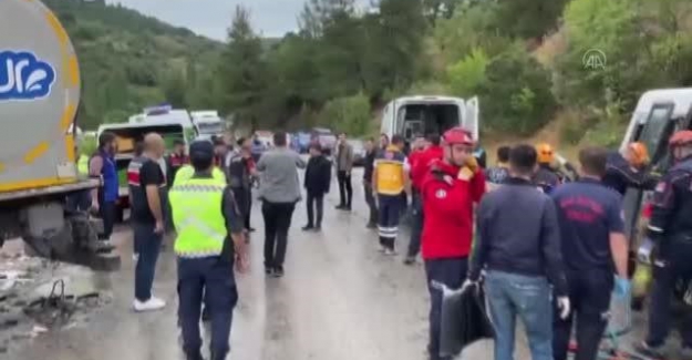 Balıkesir'de minibüs ile kamyon çarpıştı, 6 kişi öldü, 12 kişi yaralandı