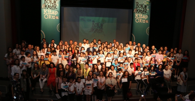 "Boyun Kadar Kitap Oku" etkinliğinde kitap kurtları ödüllendirildi