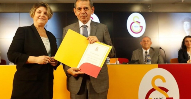 Galatasaray'da başkanlığa seçilen Dursun Özbek ve yönetimi mazbatasını aldı