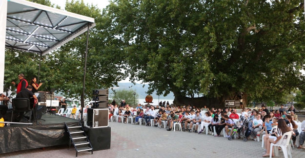 Gölyazı'da yaz akşamları mahalle konserleriyle renkleniyor