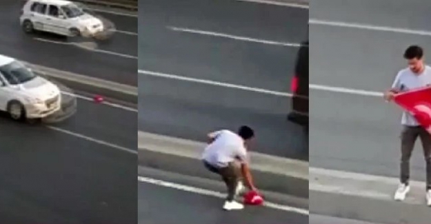 Otoyoldaki Türk bayrağını hayatını riske atarak yerden kaldırdı