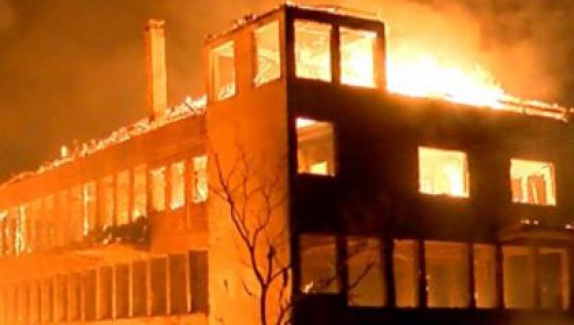 Bursa'daki tarihi ipek fabrikası alev alev yandı