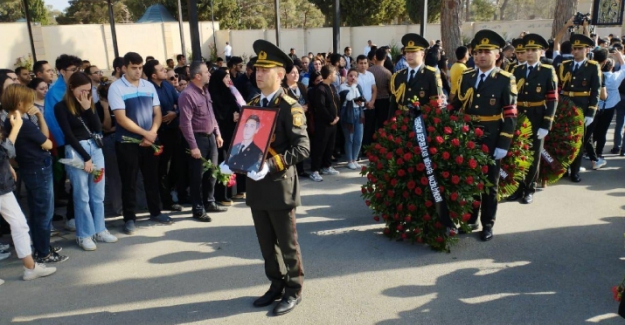 Azerbaycan, yetim şehidine ağlıyor