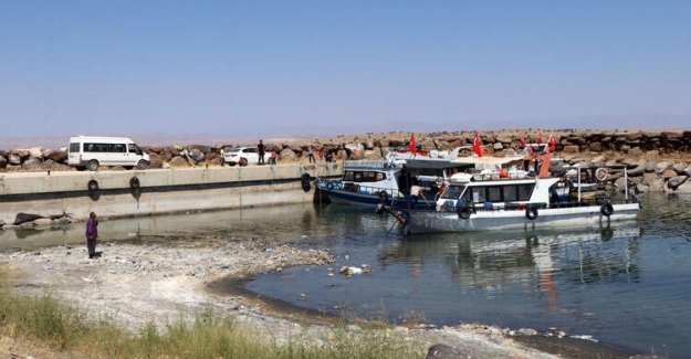 Van Gölü’nde kuraklık: Balıkçı tekneleri karaya oturdu