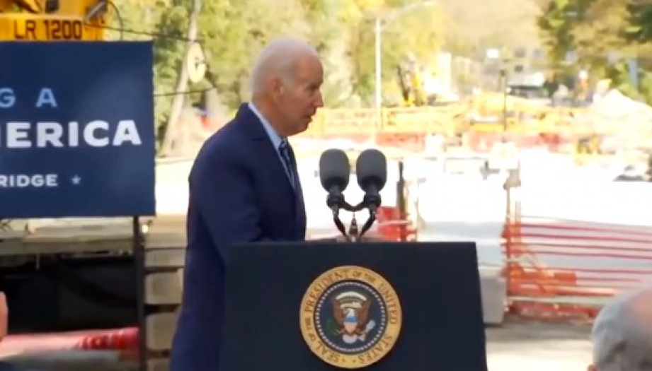 Joe Biden sahneden inmeden önce boşlukla konuştu