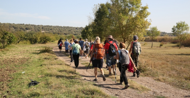 Kamplı doğa yürüyüşünde sonbaharın keyfini yaşadılar